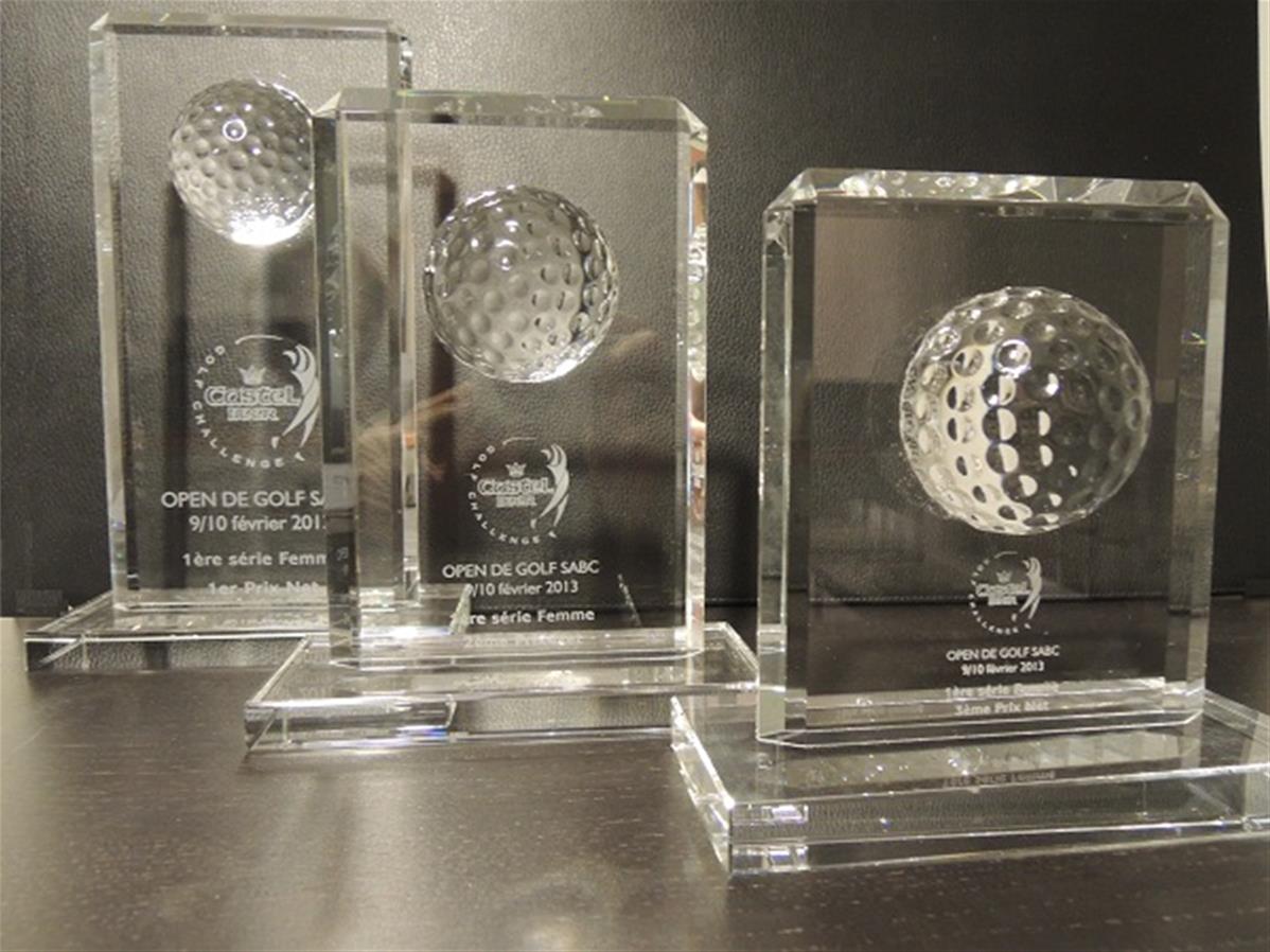 Trophée de golf en verre, trophée avec balle de golf incrustée dans le